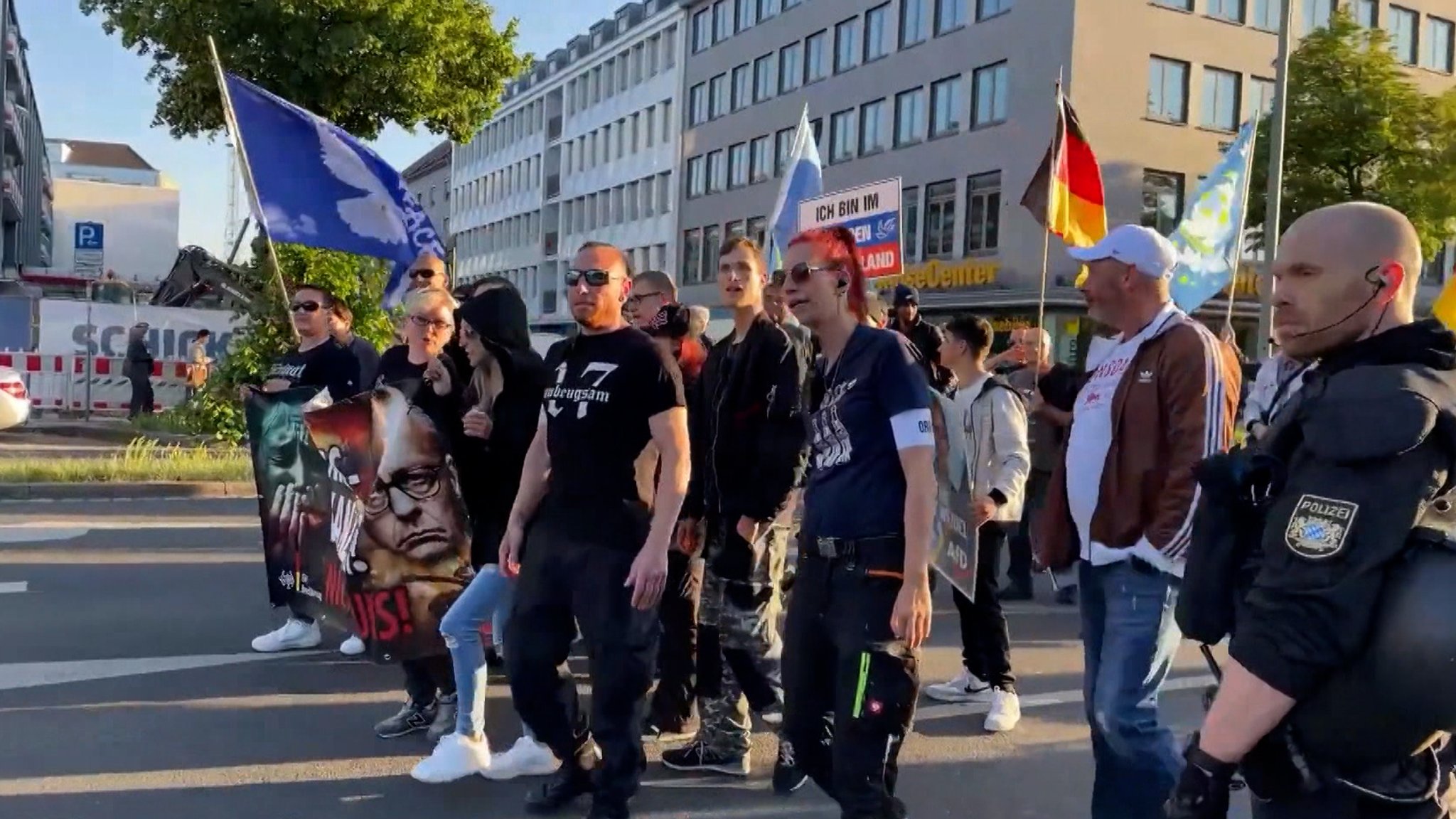 Teilnehmer einer Demo von "Team Menschenrechte" in Nürnberg.