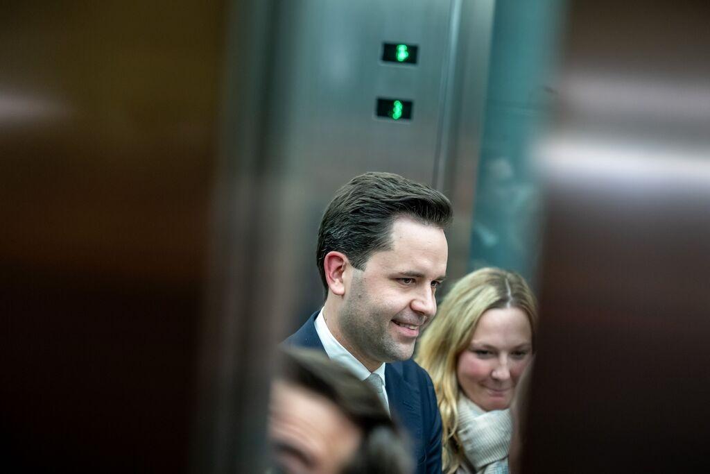 02.12.2025, Berlin: Johannes Winkel (CDU), Vorsitzender der Jungen Union und Mitglied der Jungen Gruppe steht nach der Fraktionssitzung im Bundestag im Aufzug. Foto: Michael Kappeler/dpa +++ dpa-Bildfunk +++