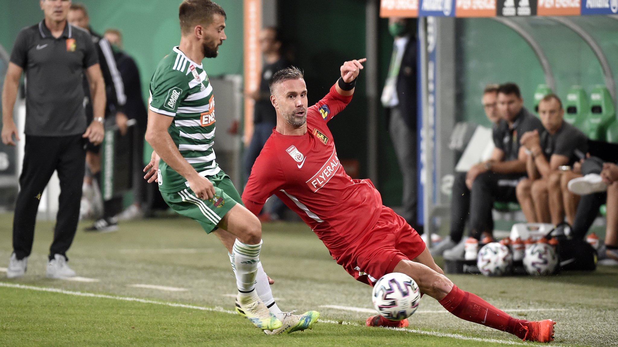 Fußballer Stefan Maierhofer im Zweikampf