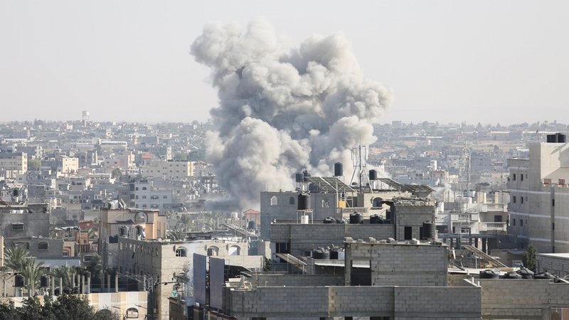 Rauch steigt nach einem israelischen Luftangriff in Rafah auf.