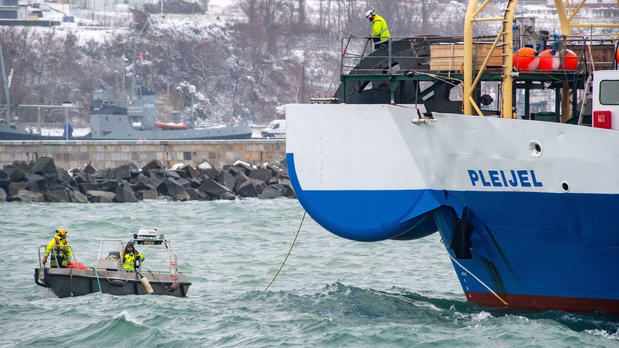 29.11.2023: Vom Kabelverlegeschiff "Pleijel" wird vor der Hafeneinfahrt Sassnitz ein Glasfaserkabel an Land gezogen. 