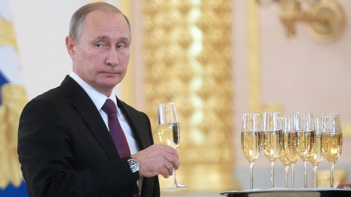 "Khaki statt Lurex": Wird Korruption für Putin zum Problem?