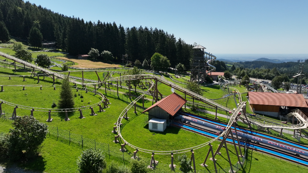 Das Freizeitland "D’Rodelbahn St. Englmar" von oben. 