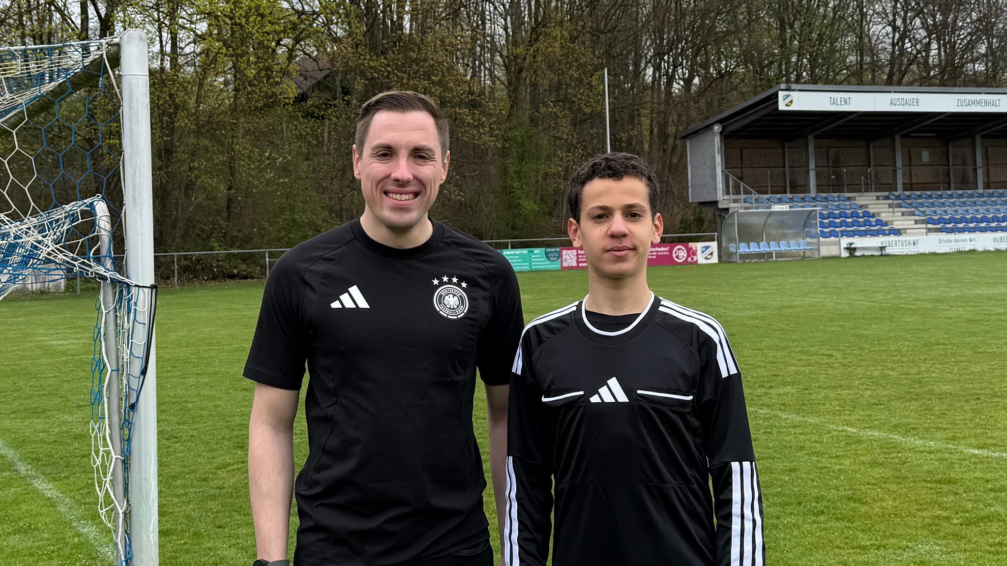 Zwei Schiedsrichter auf dem Spielfeld: Der Pate und sein Schützling 