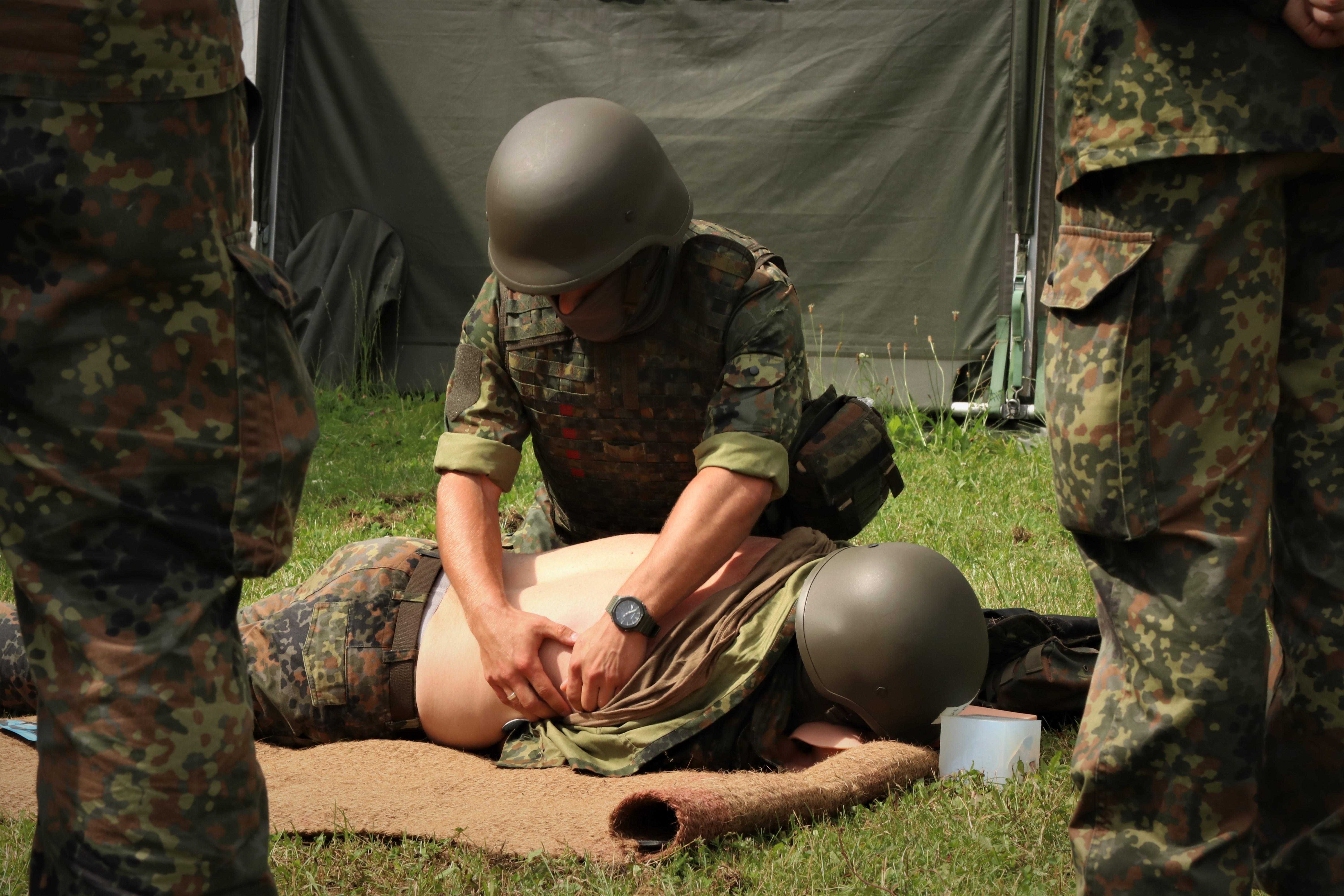 Vor den Augen seiner deutschen Ausbilder untersucht ein ukrainischer Soldat einen Kameraden nach einem bestimmten Schema. Die Bundeswehr bildet Ukrainer im Rahmen einer EU-Mission aus. Sie erhalten dafür Uniformen, tragen aber keine Hoheitsabzeichen. 