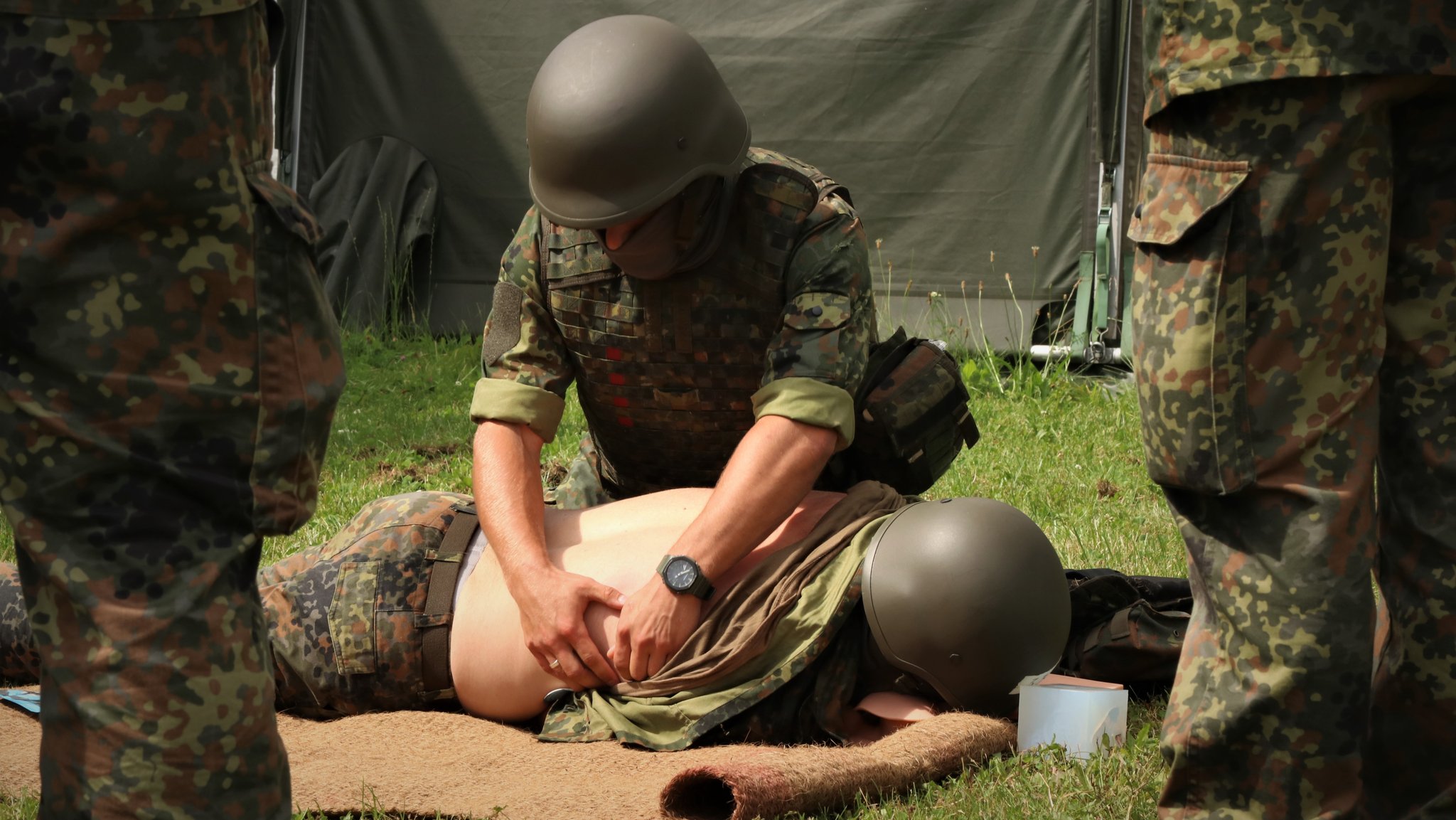 Vor den Augen seiner deutschen Ausbilder untersucht ein ukrainischer Soldat einen Kameraden nach einem bestimmten Schema. Die Bundeswehr bildet Ukrainer im Rahmen einer EU-Mission aus. Sie erhalten dafür Uniformen, tragen aber keine Hoheitsabzeichen. 