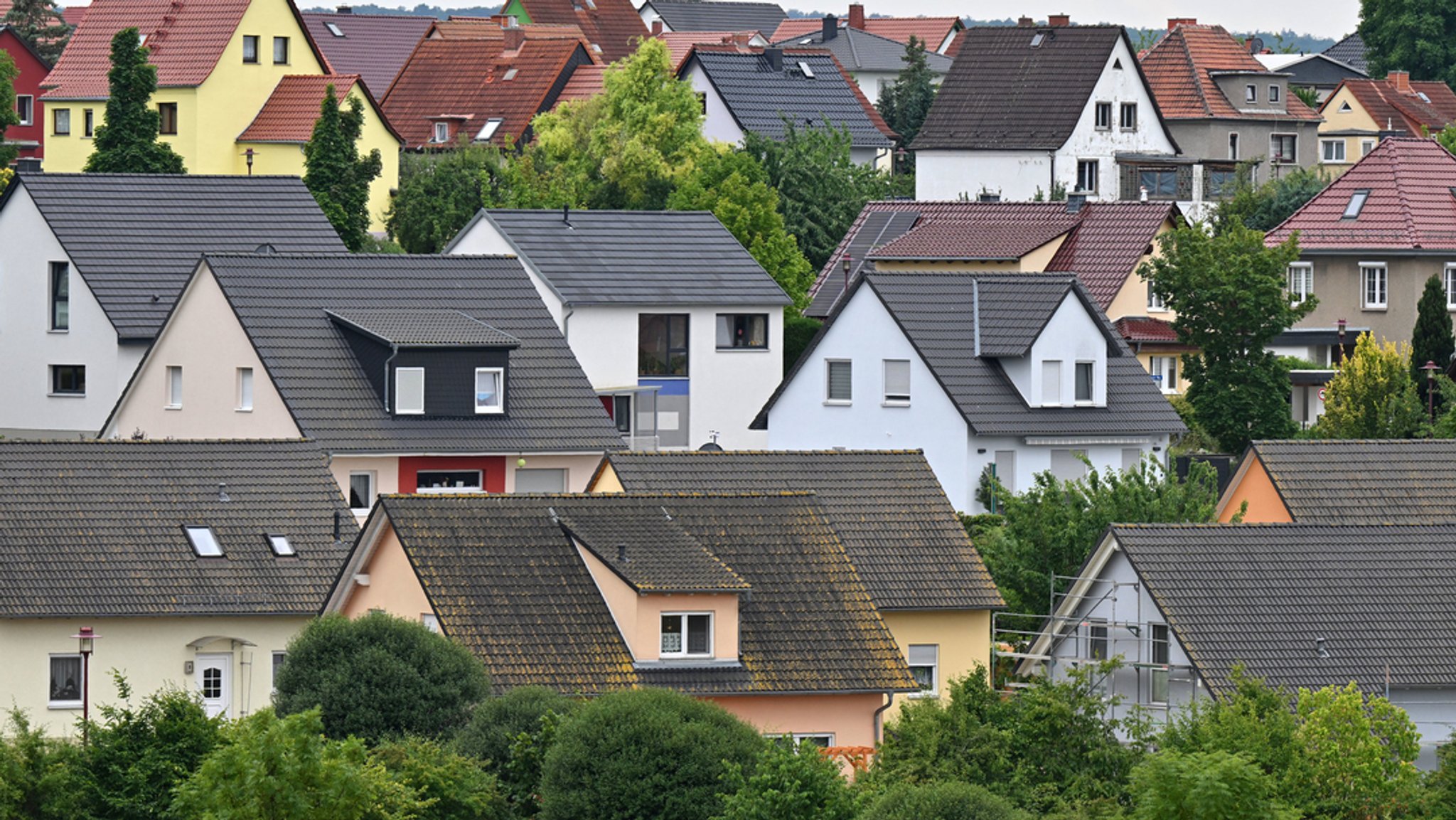 Blick über viele Einfamilienhäuser (Symbolbild)