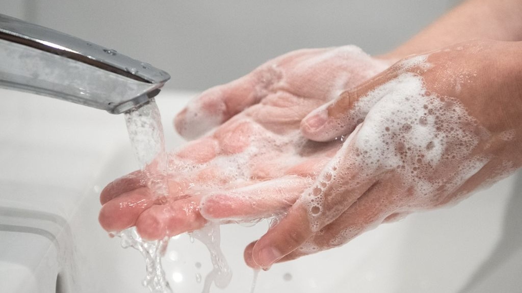 (Symbolbild) Regelmäßiges Händewaschen beugt eine Ansteckung mit dem Norovirus vor.