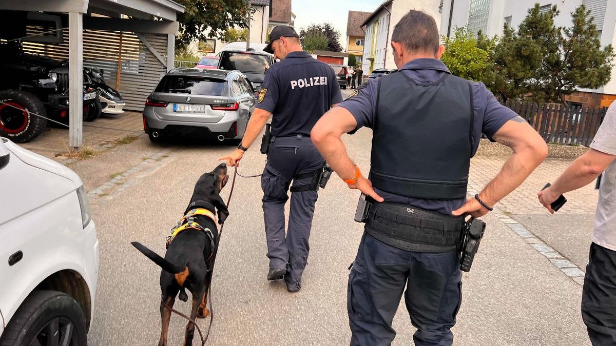 Polizisten nehmen Spuren im Wohngebiet auf. 
