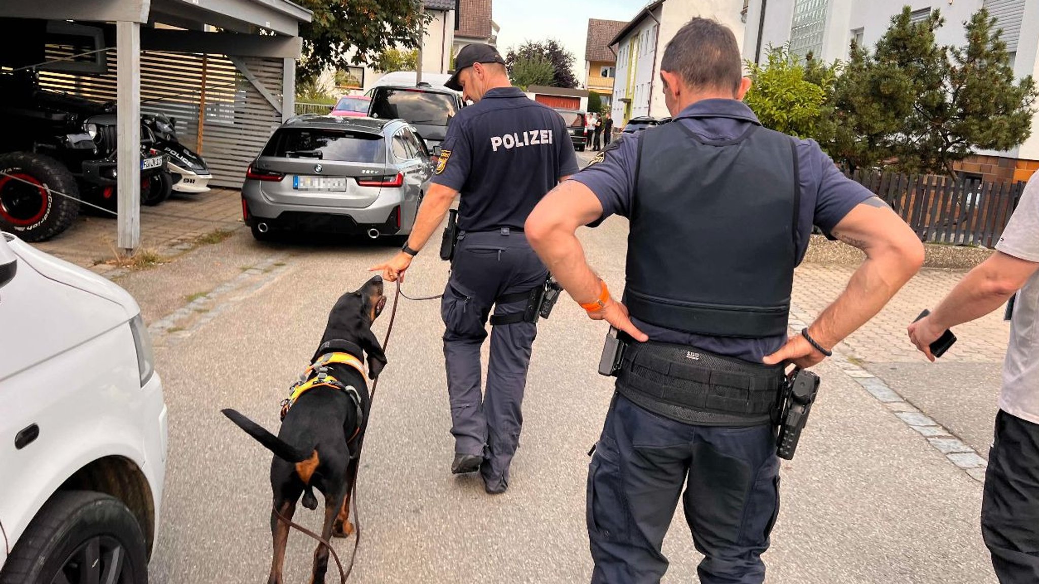 Polizisten nehmen Spuren im Wohngebiet auf. 