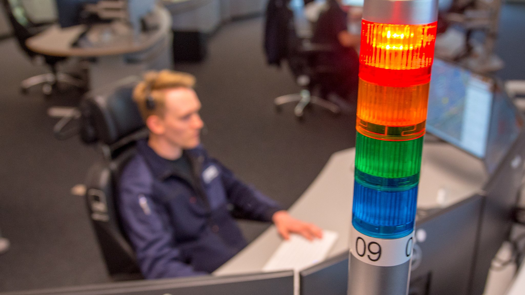 Symbolbild: Ein Mitarbeiter einer Integrierten Leitstelle, die Notrufe empfängt. | Bild: picture alliance / Presse- und Wirtschaftsdienst | Bernd Kammerer Symbolbild: Ein Mitarbeiter einer Integrierten Leitstelle, die Notrufe empfängt.