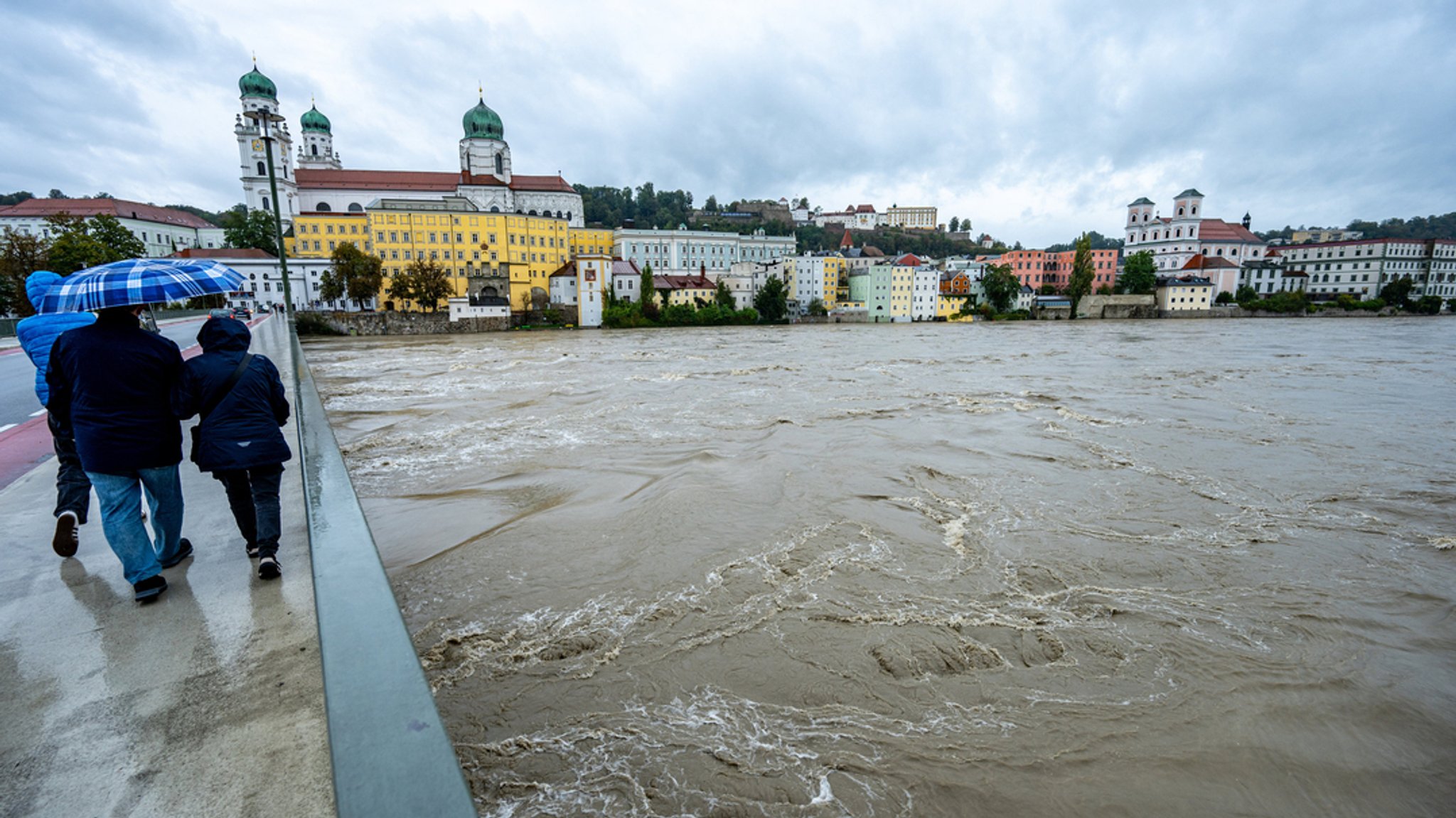 Hochwasserführender Inn in Passau