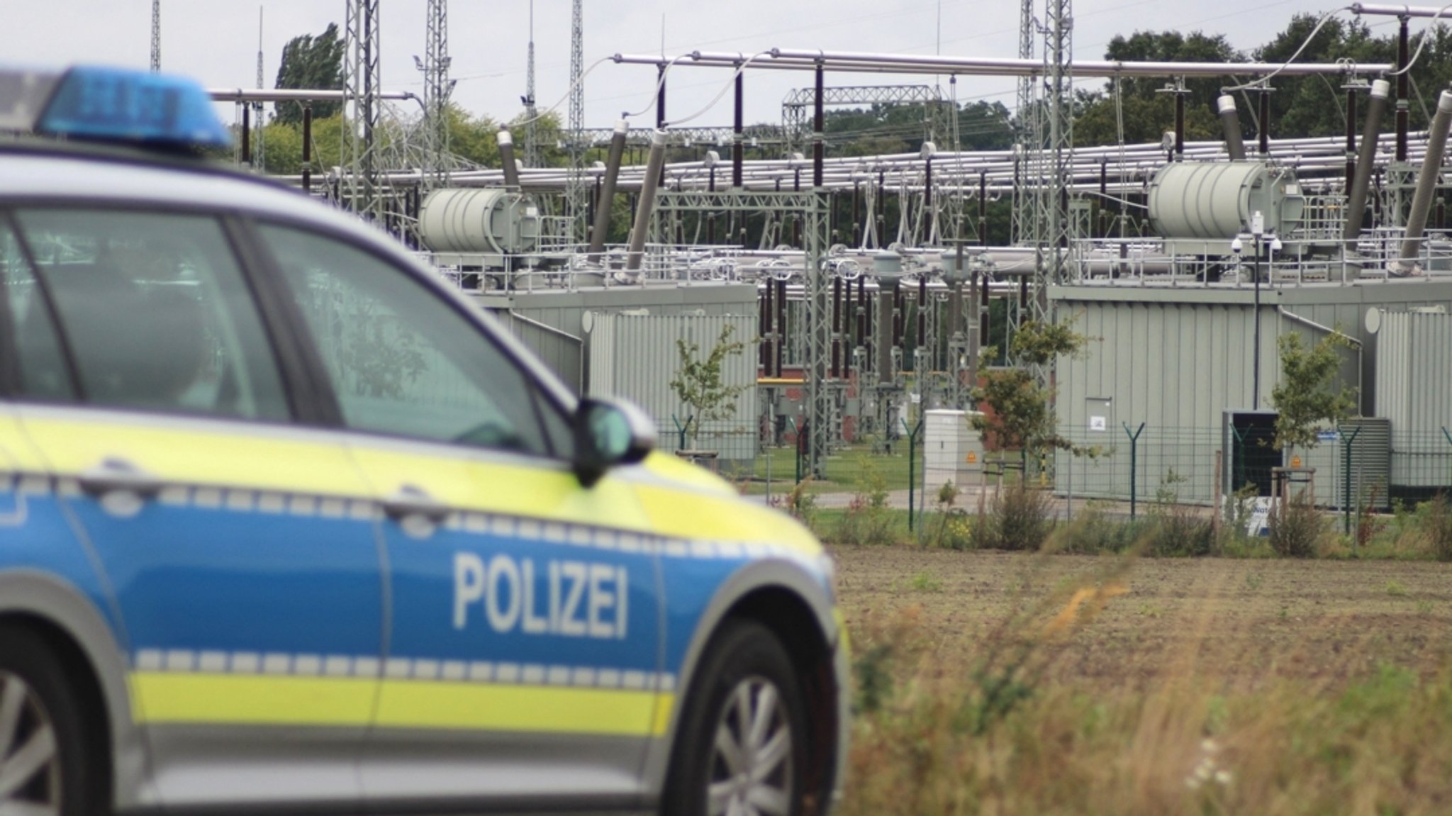 Erneut Sprengkörper und Feuer bei Umspannwerken: Was bekannt ist