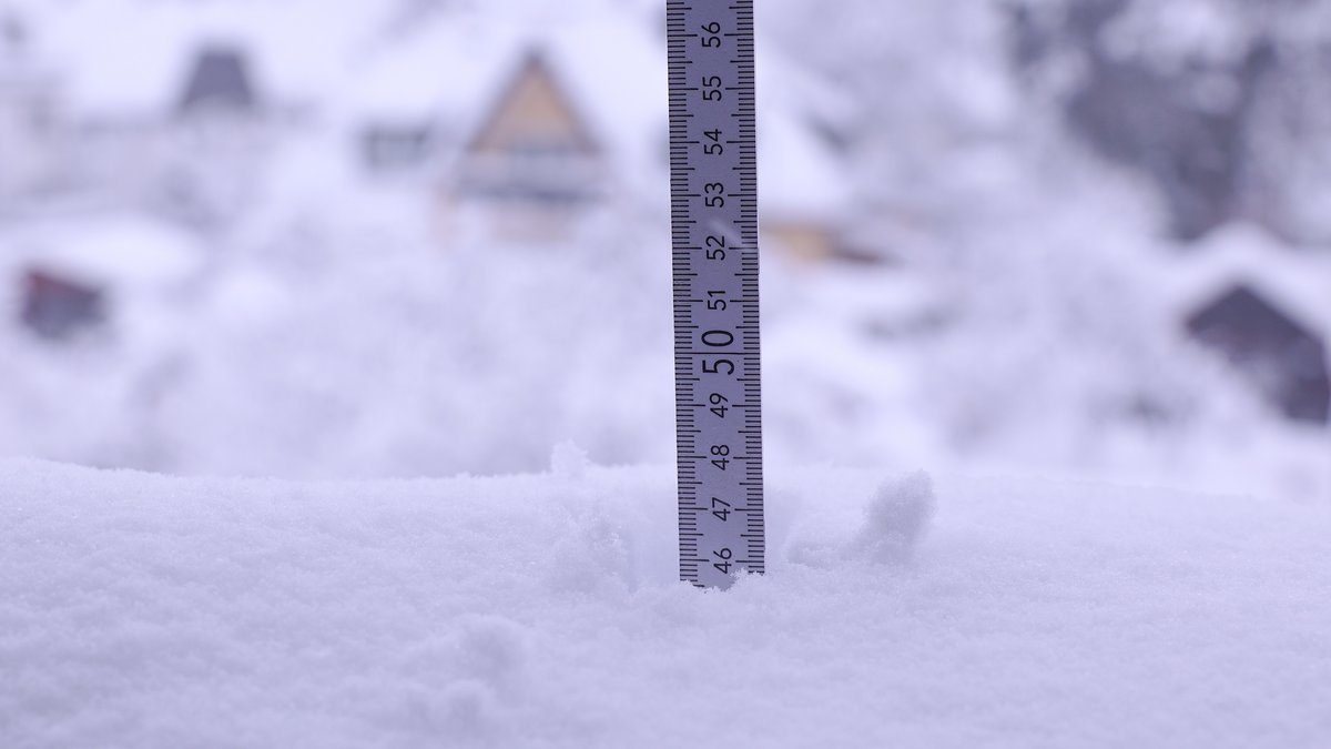 Extremer Schneefall in München, ein Zollstock steckt im Schnee bei rekordträchtigen 45 Zentimetern.