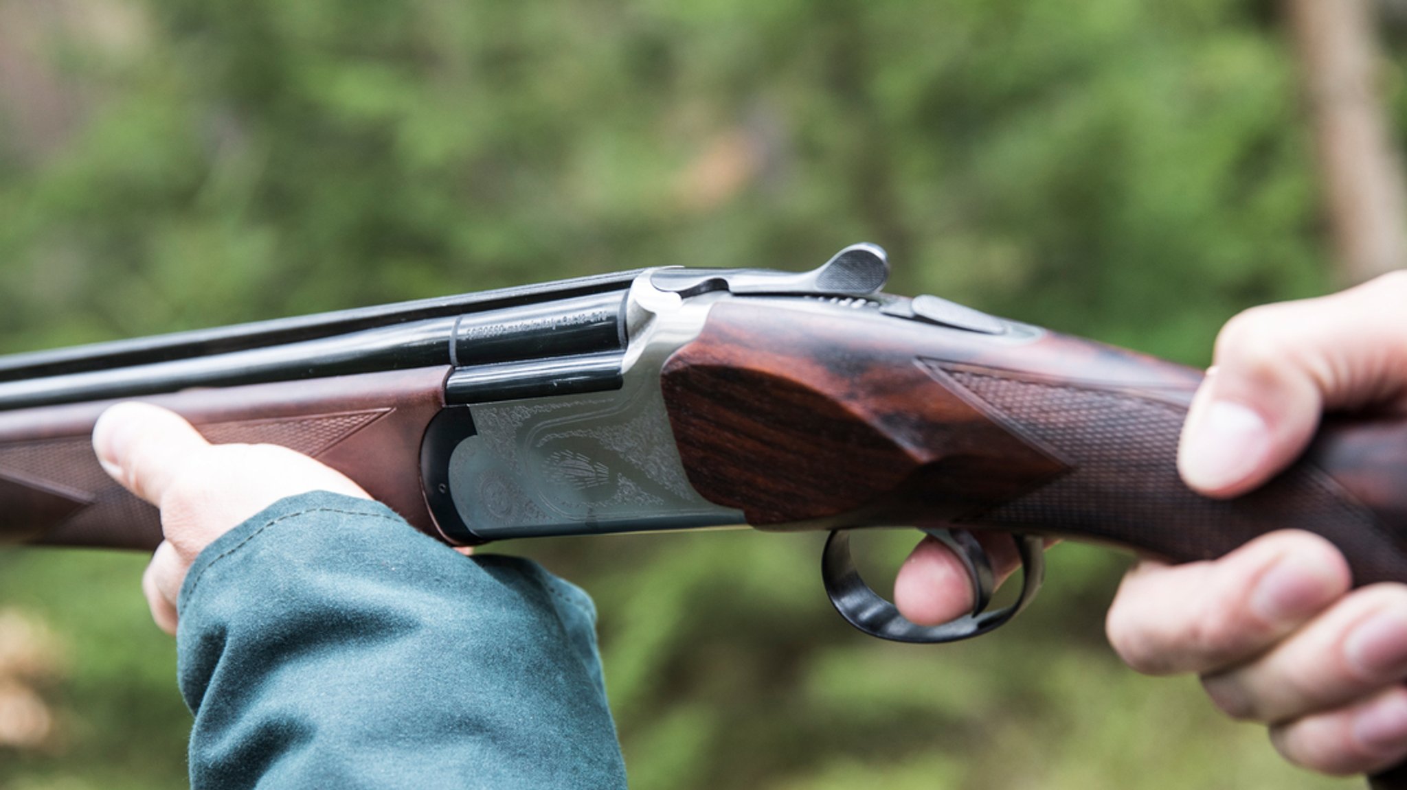 Jäger mit Gewehr im Wald.