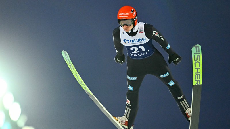 Karl Geiger beim Sprung in Falun | Bild: picture alliance / TT NEWS AGENCY | Fredrik Sandberg Karl Geiger beim Sprung in Falun