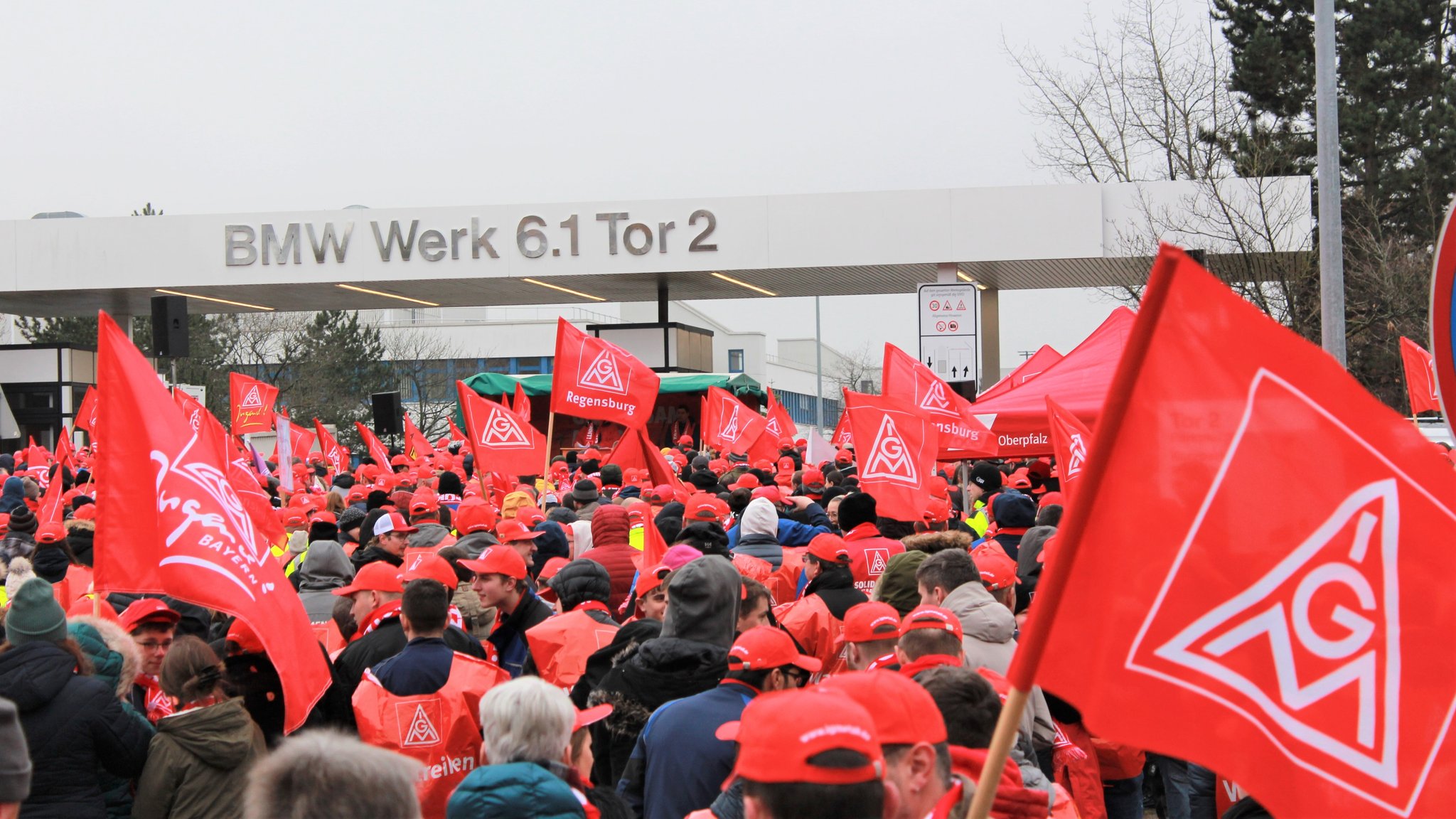 Streikende vor dem BMW-Werk in Regensburg.