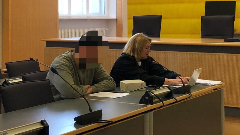 Der Angeklagte und seine Anwältin im Regensburger Gericht