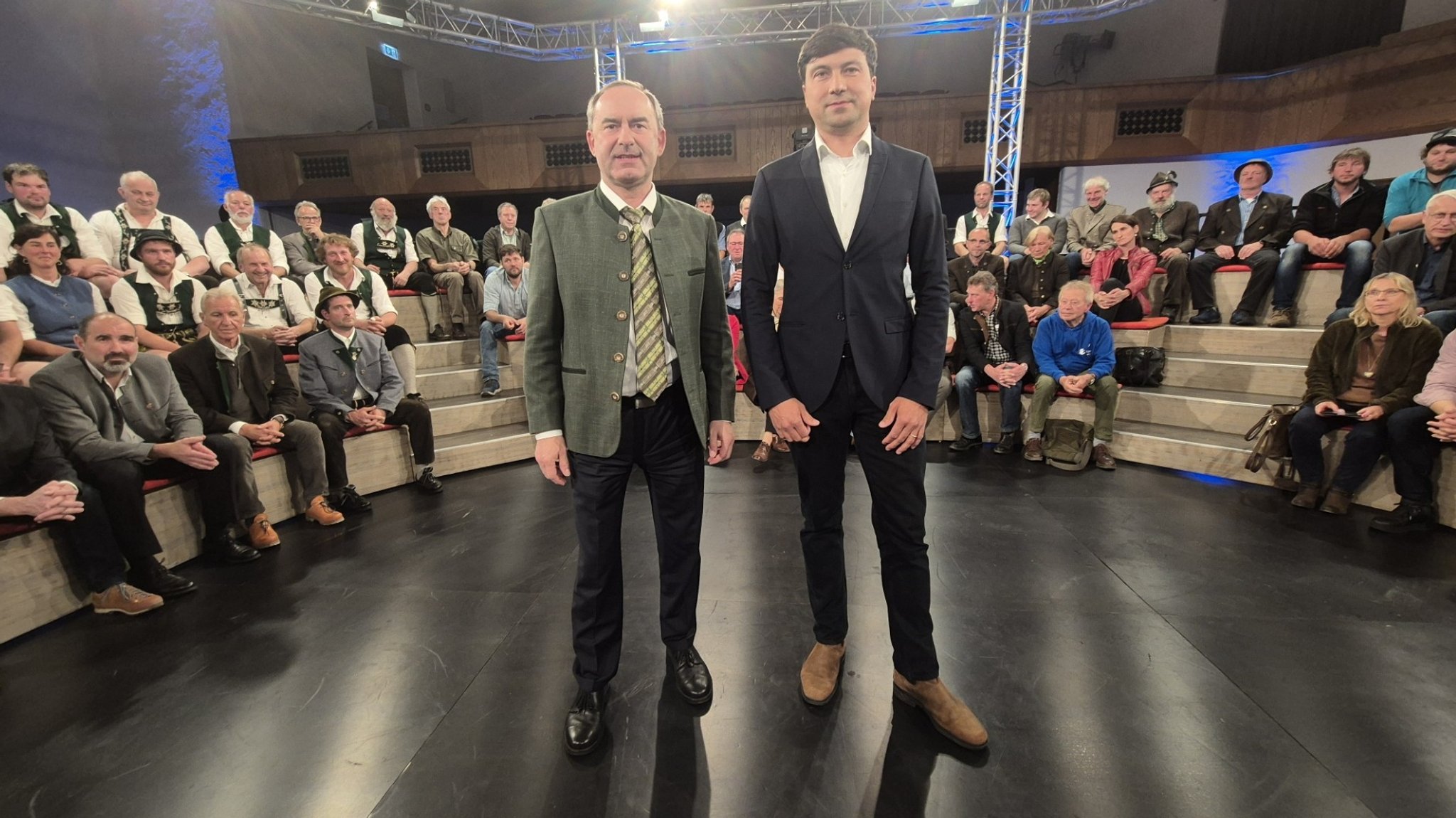 Links im Bild: Hubert Aiwanger (Freie Wähler), Jagdminister Bayern und rechts Martin Geilhufe, Landesbeauftragter des BUND Naturschutz in Bayern | Bild: Alexander Hilmer/Bayerischer Rundfunk Links im Bild: Hubert Aiwanger (Freie Wähler), Jagdminister Bayern und rechts Martin Geilhufe, Landesbeauftragter des BUND Naturschutz in Bayern