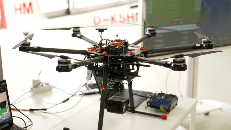 Forschende in München entwickeln einen autonomen Hubschrauber, der Waldbrände schneller lokalisieren und bekämpfen soll. | Bild: Bayerischer Rundfunk 2025 Forschende in München entwickeln einen autonomen Hubschrauber, der Waldbrände schneller lokalisieren und bekämpfen soll.