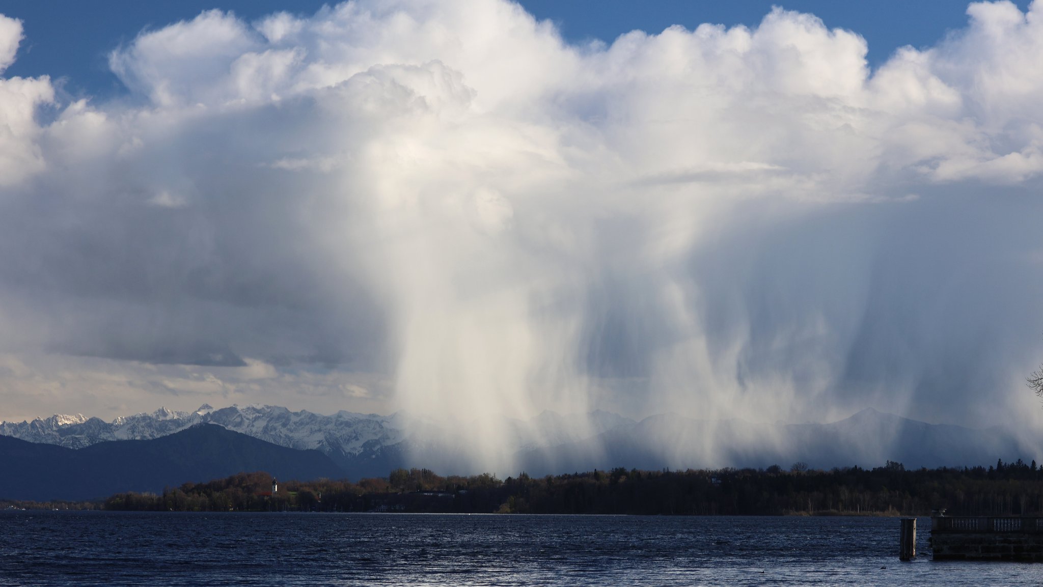ARCHIV (02.04.2025): Ein Frühlingstag in Tutzing (Landkreis Starnberg). Hier der Blick über den Starnberger See auf eine Regenfront | Bild: picture alliance / Wagner | Ulrich Wagner ARCHIV (02.04.2025): Ein Frühlingstag in Tutzing (Landkreis Starnberg). Hier der Blick über den Starnberger See auf eine Regenfront