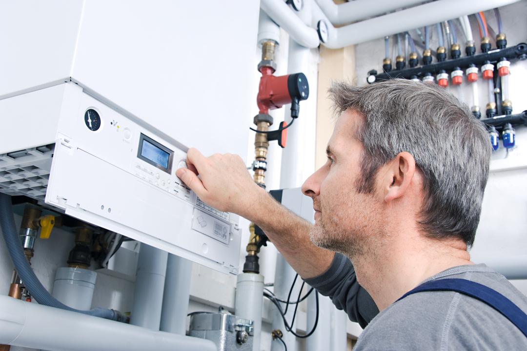 Installateur überprüft Heizung