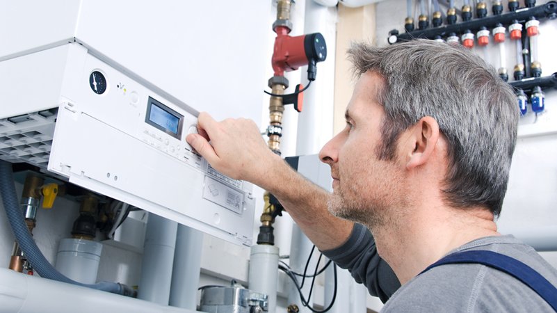Installateur überprüft Heizung | Bild: MEV/Christian Albert Installateur überprüft Heizung