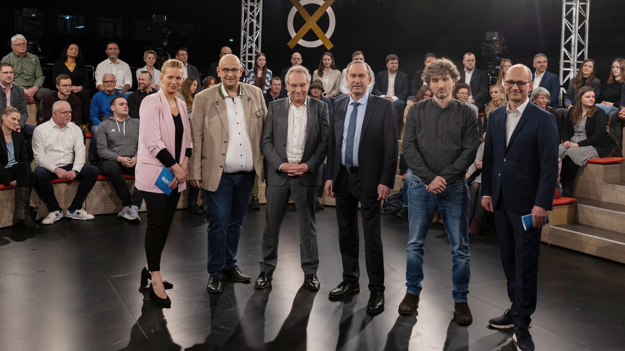 Von links nach rechts: Moderatorin Franziska Eder, Stephan Protschka (AfD), Klaus Ernst (BSW), Hubert Aiwanger (Freie Wähler), Ates Gürpinar (Die Linke) und Moderator Christian Nitsche