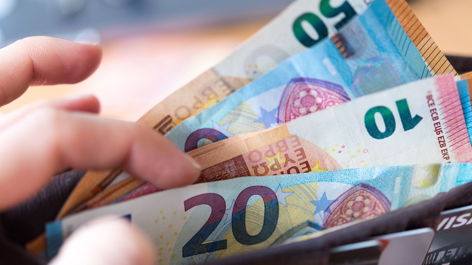 Cash oder mit Karte? Warum die Deutschen Bargeld mögen | BR24
