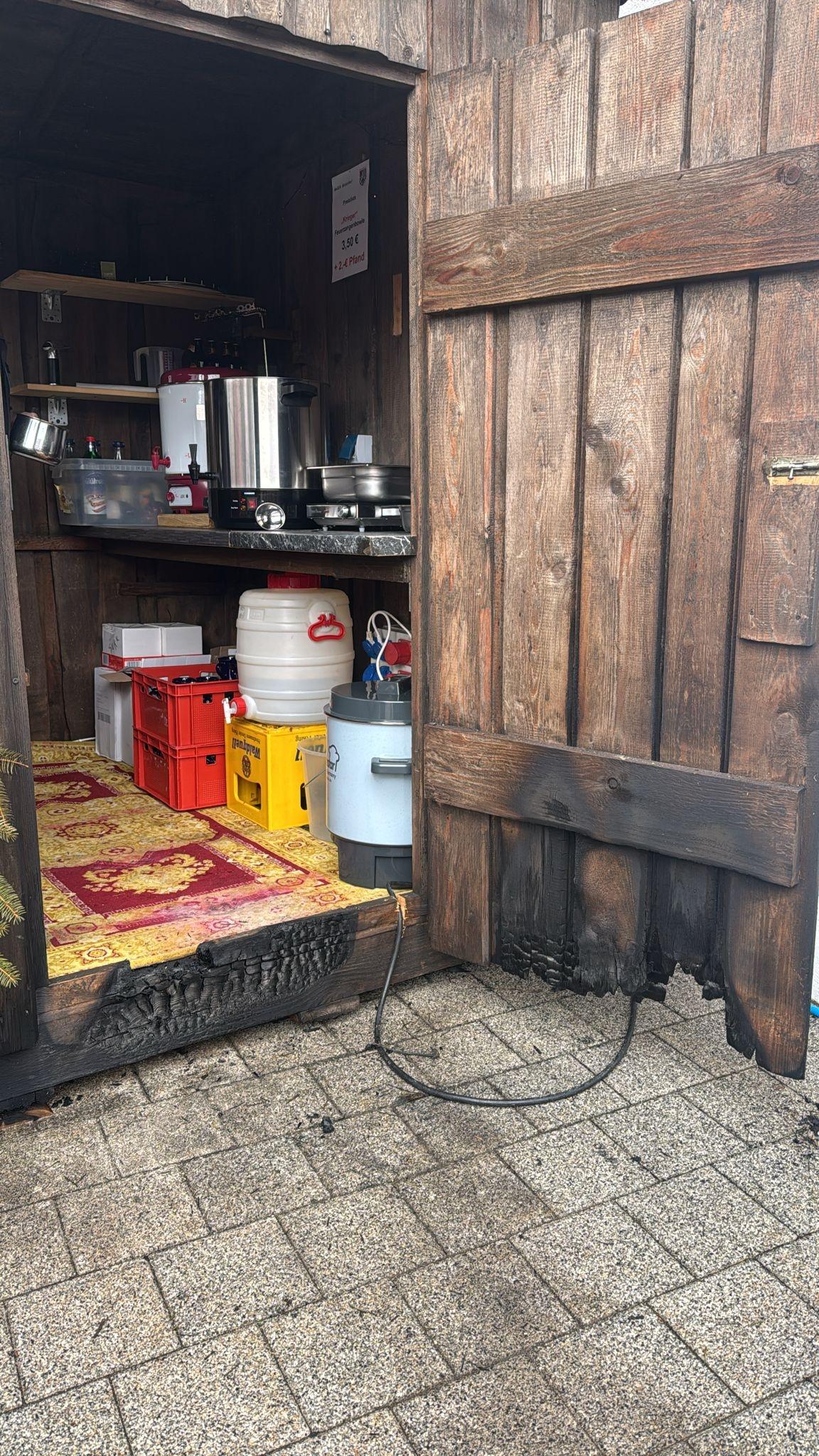 Verkaufshütte wurde im Bereich der Eingangstür angezündet.