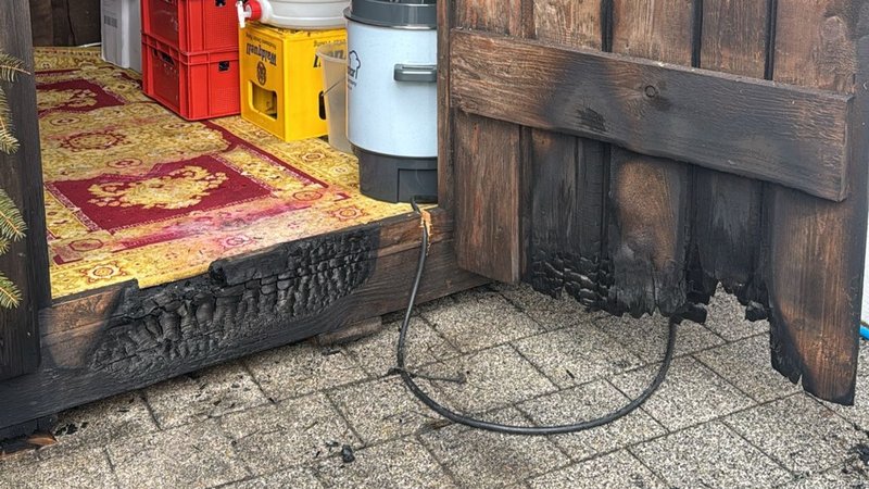 Verkaufshütte wurde im Bereich der Eingangstür angezündet. | Bild: Max Schmaderer Verkaufshütte wurde im Bereich der Eingangstür angezündet.
