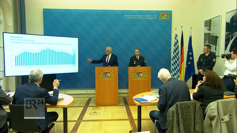 Bayerns Innenminister Herrmann (CSU)  und Landespolizeipräsident Schwald bei der Vorstellung der Kriminalstatistik 2023
