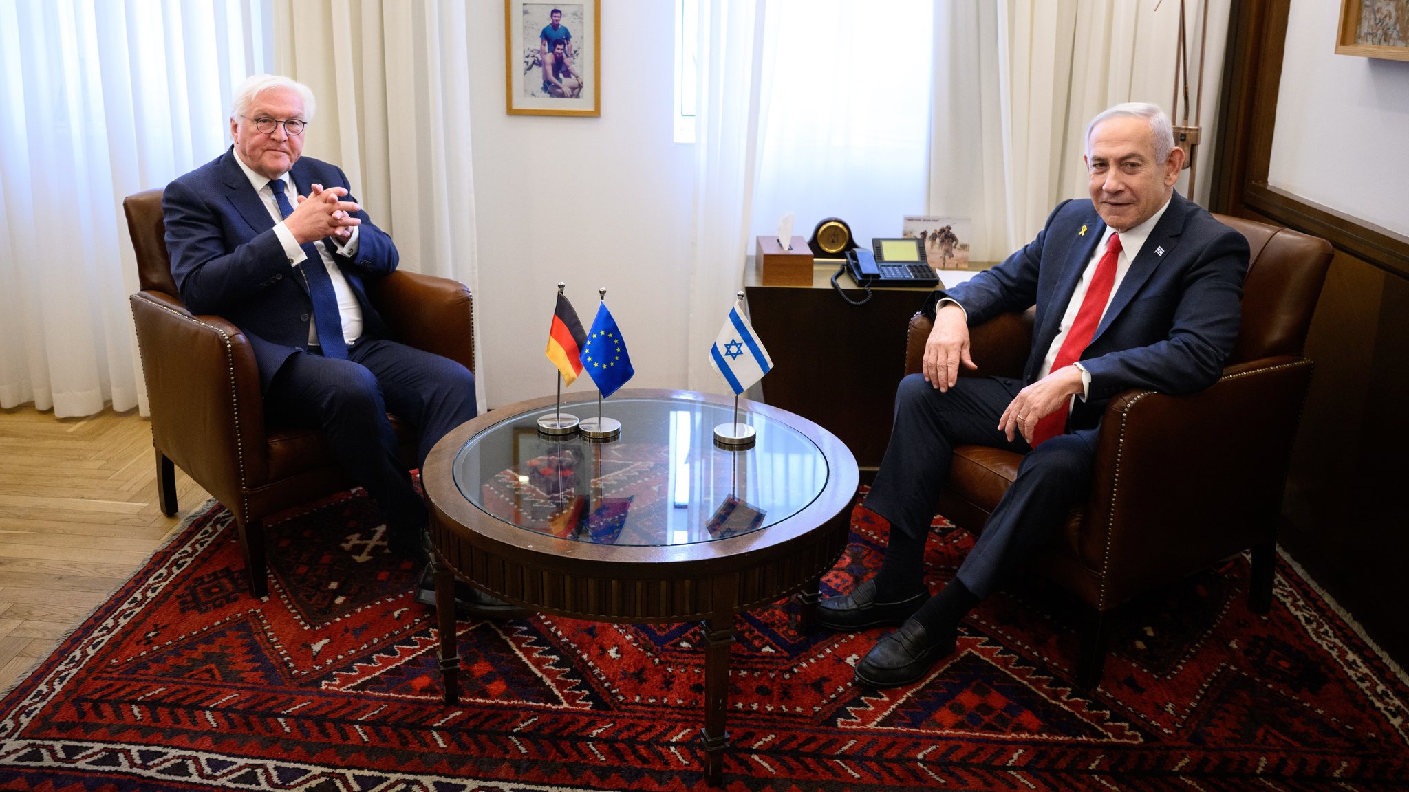 Bundespräsident Frank-Walter Steinmeier (l) und Benjamin Netanjahu, Ministerpräsident von Israel, vor ihrem Gespräch im Amtssitz des Premiers.    