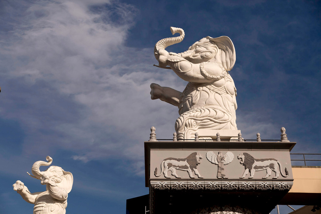 Skulpturen weißer Fiberglas-Elefanten vor blauem Himmel 