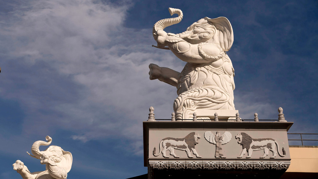 Skulpturen weißer Fiberglas-Elefanten vor blauem Himmel 