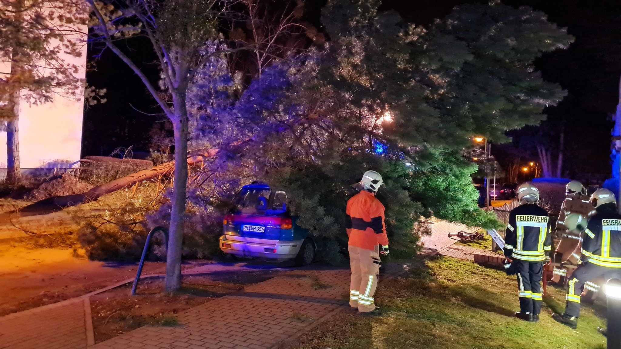 Feuerwehrleute stehen an einem umgestürzten Baum. In der Nacht auf Sonntagmorgen zog das Sturmtief «Nadia» über Teile Deutschlands.