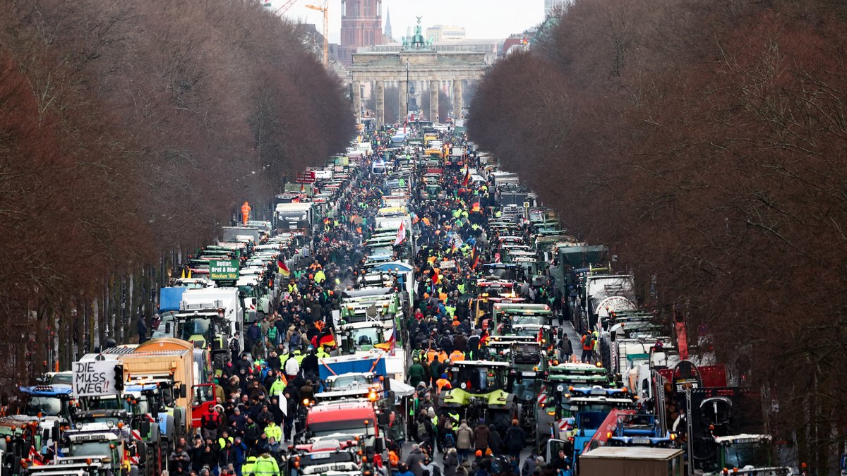 Bauernprotest in Berlin: Traktoren vor Brandenburger Tor