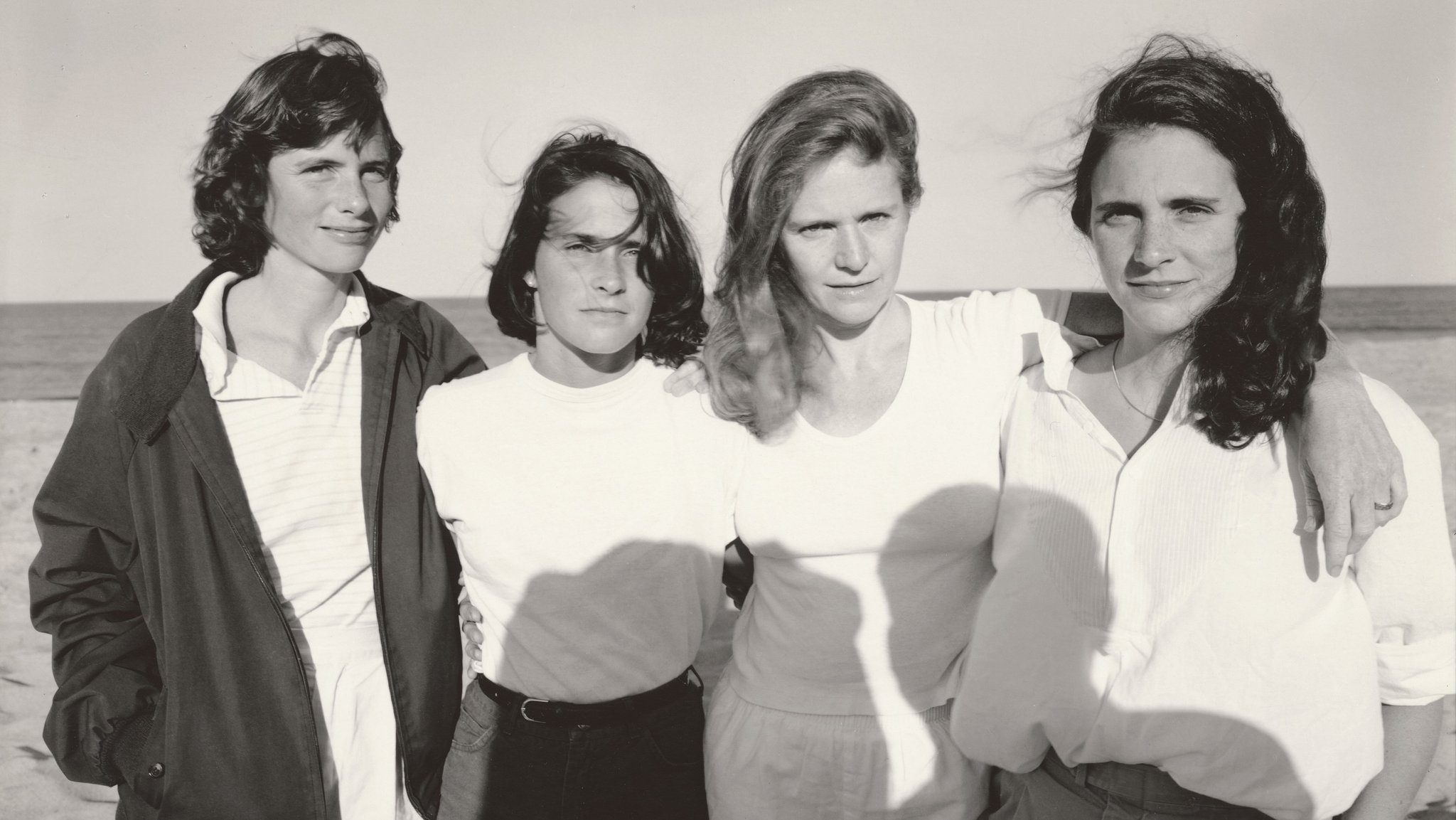 Schwarzweißfoto von vier Frauen nebeneinander