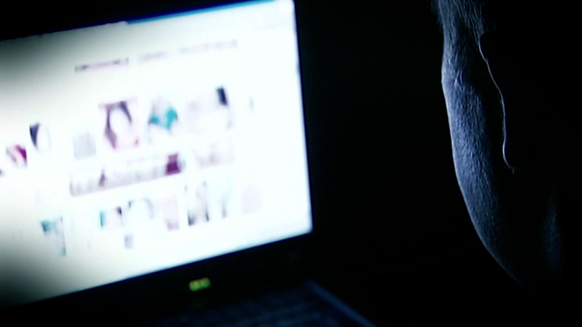 Mann blickt auf Computerbildschirm mit verfremdeter Darstellung