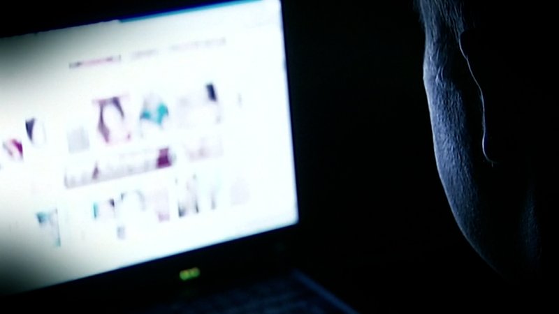 Mann blickt auf Computerbildschirm mit verfremdeter Darstellung | Bild: Bayerischer Rundfunk 2025 Mann blickt auf Computerbildschirm mit verfremdeter Darstellung