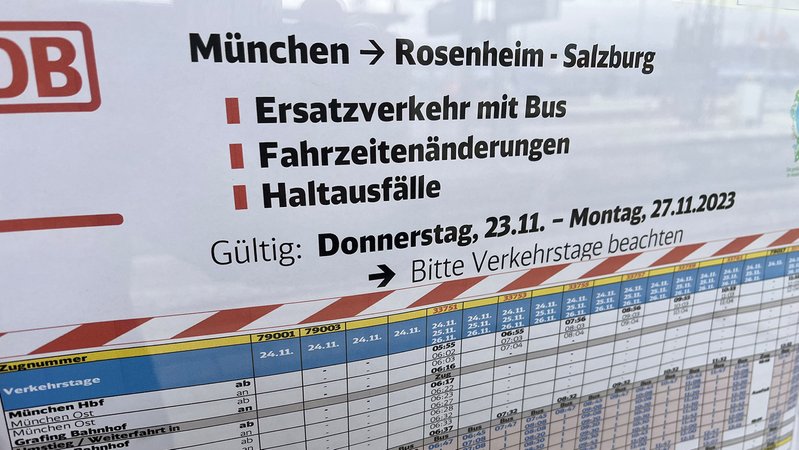 Seit letzter Nacht ist die Bahnstrecke Rosenheim - Freilassing wegen Bauarbeiten gesperrt. 
