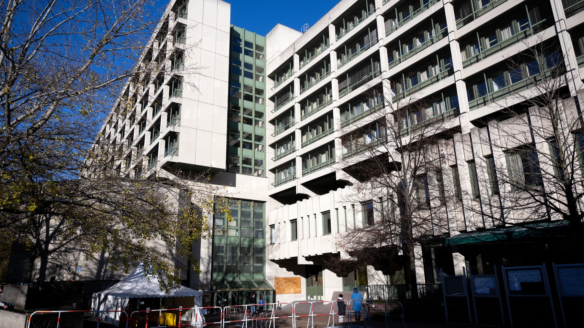 Blick auf das Gerichtsgebäude für das Amtsgericht, das Landgericht I und II, das Oberlandesgericht und die Staatsanwaltschaft in der Nymphenburger Straße in München.