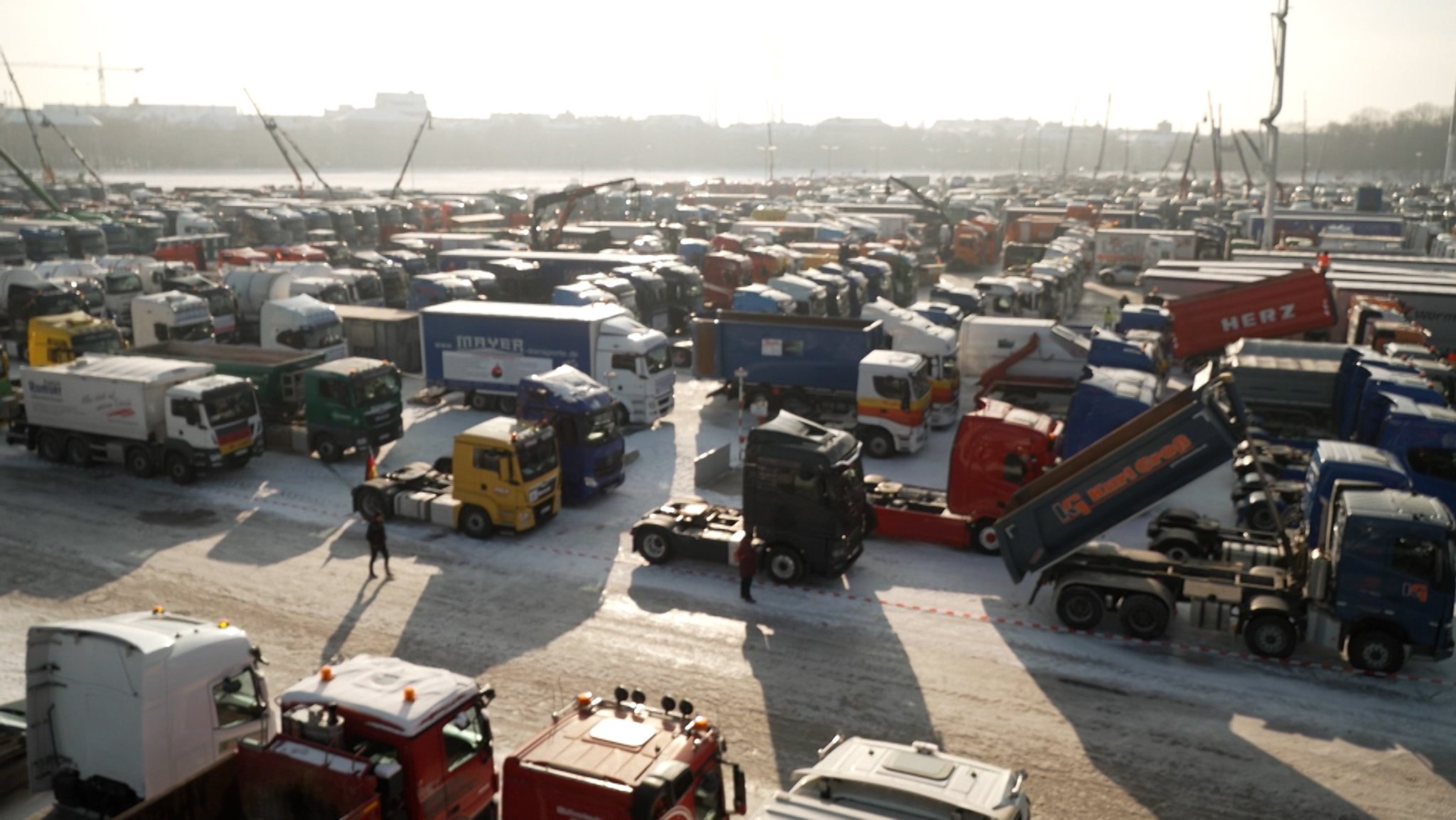 Zahlreiche Lkw auf der Theresienwiese in München