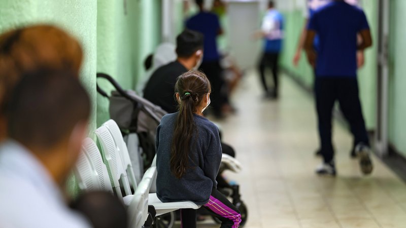 Migranten warten in der Zentralen Aufnahmeeinrichtung für Asylbewerber im bayerischen Zirndorf in einem Gang auf einen Termin in der Behörde. | Bild: Picture Alliance/dpa/Daniel Löb Migranten warten in der Zentralen Aufnahmeeinrichtung für Asylbewerber im bayerischen Zirndorf in einem Gang auf einen Termin in der Behörde.