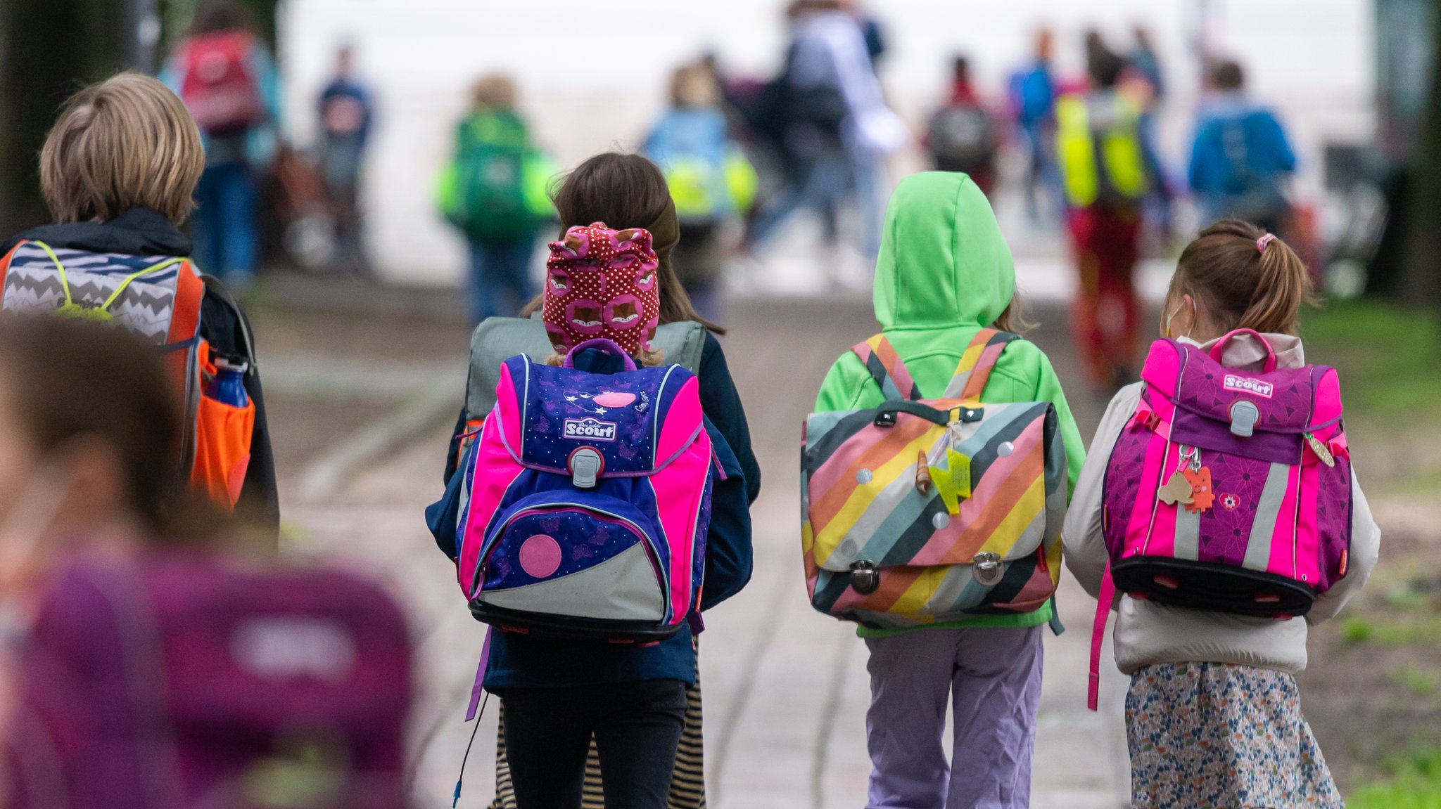 Kinder auf dem Weg zur Schule