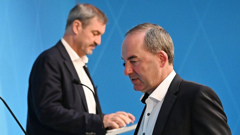 Markus Söder und Hubert Aiwanger nach Pressekonferenz im Prinz-Carl-Palais | Bild: picture alliance / SVEN SIMON | Frank Hoermann / SVEN SIMON Markus Söder und Hubert Aiwanger nach Pressekonferenz im Prinz-Carl-Palais