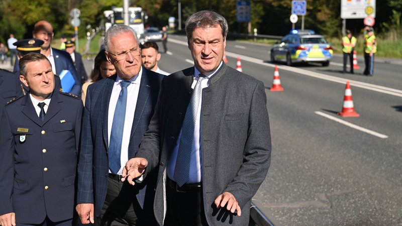 Ministerpräsident Söder (rechts) und sein Innenminister Herrmann (Mitte) wollen mehr Grenzpolizisten, betonten sie erneut beim Ortstermin in Freilassing .