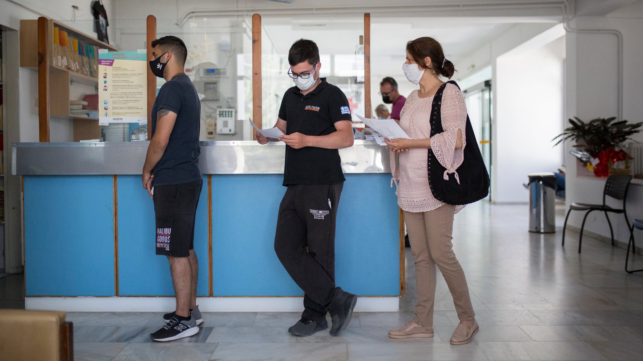 Junge Griechen beim Impfen auf der Insel Milos