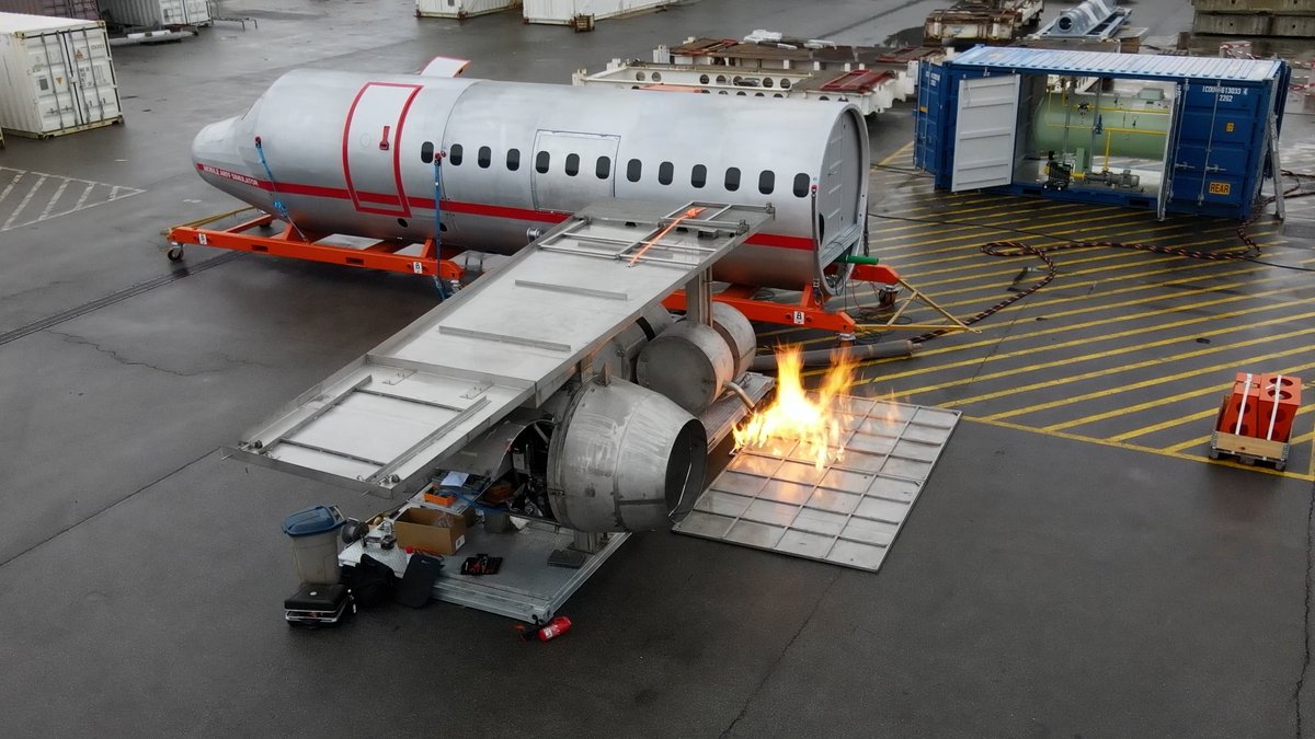 Feuerwehrtraining: Flugzeugbrand "made in Deggendorf"