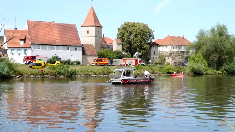 Einsatzkräfte suchen am Main nahe Würzburg nach einem ertrunkenen 17-Jährigen | Bild: News5 / Pascal Höfig Einsatzkräfte suchen am Main nahe Würzburg nach einem ertrunkenen 17-Jährigen